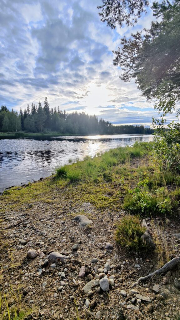 Fricampa vid en sjö